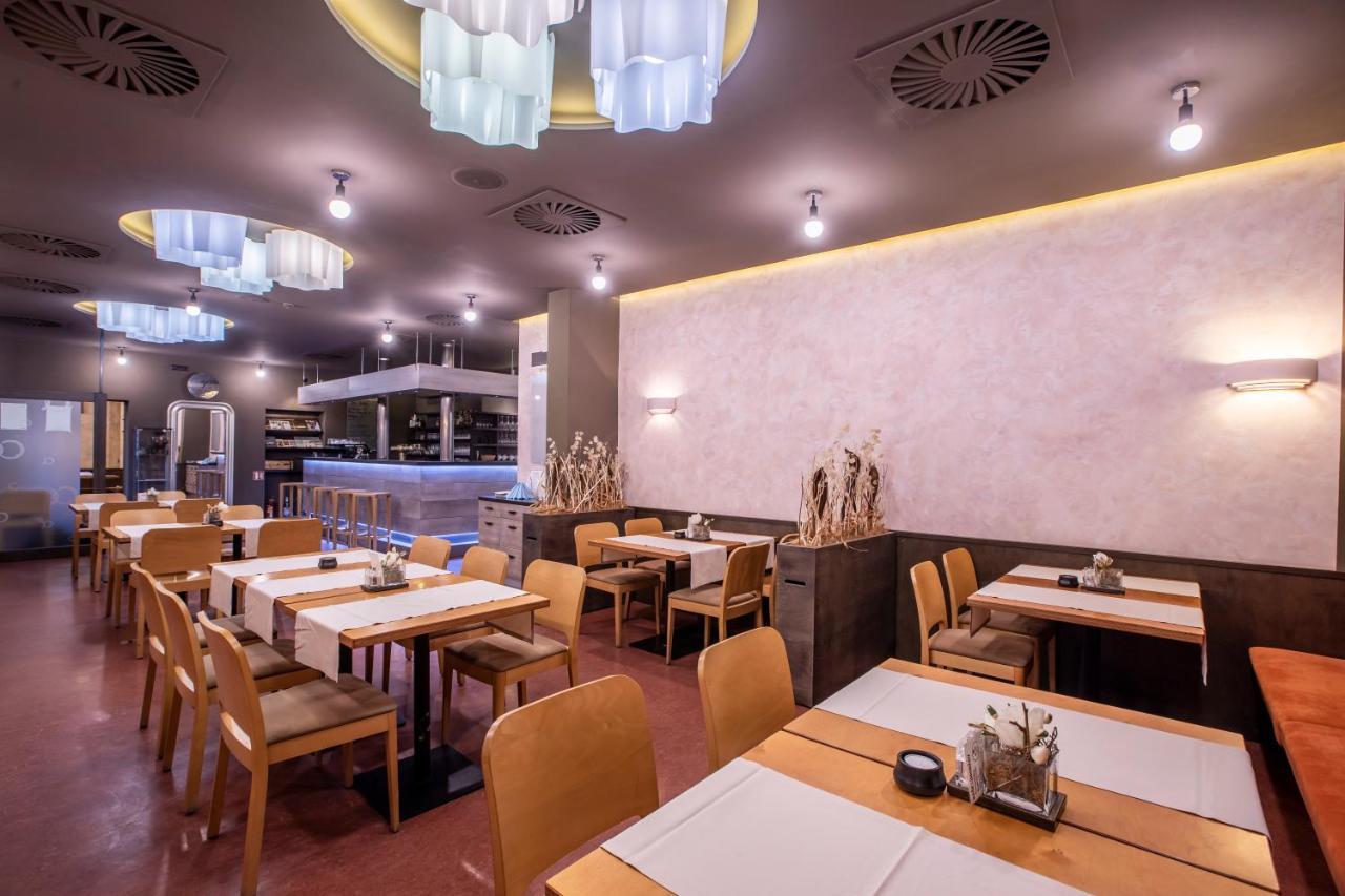 欧泊尔酒店 Olomučany 外观 照片