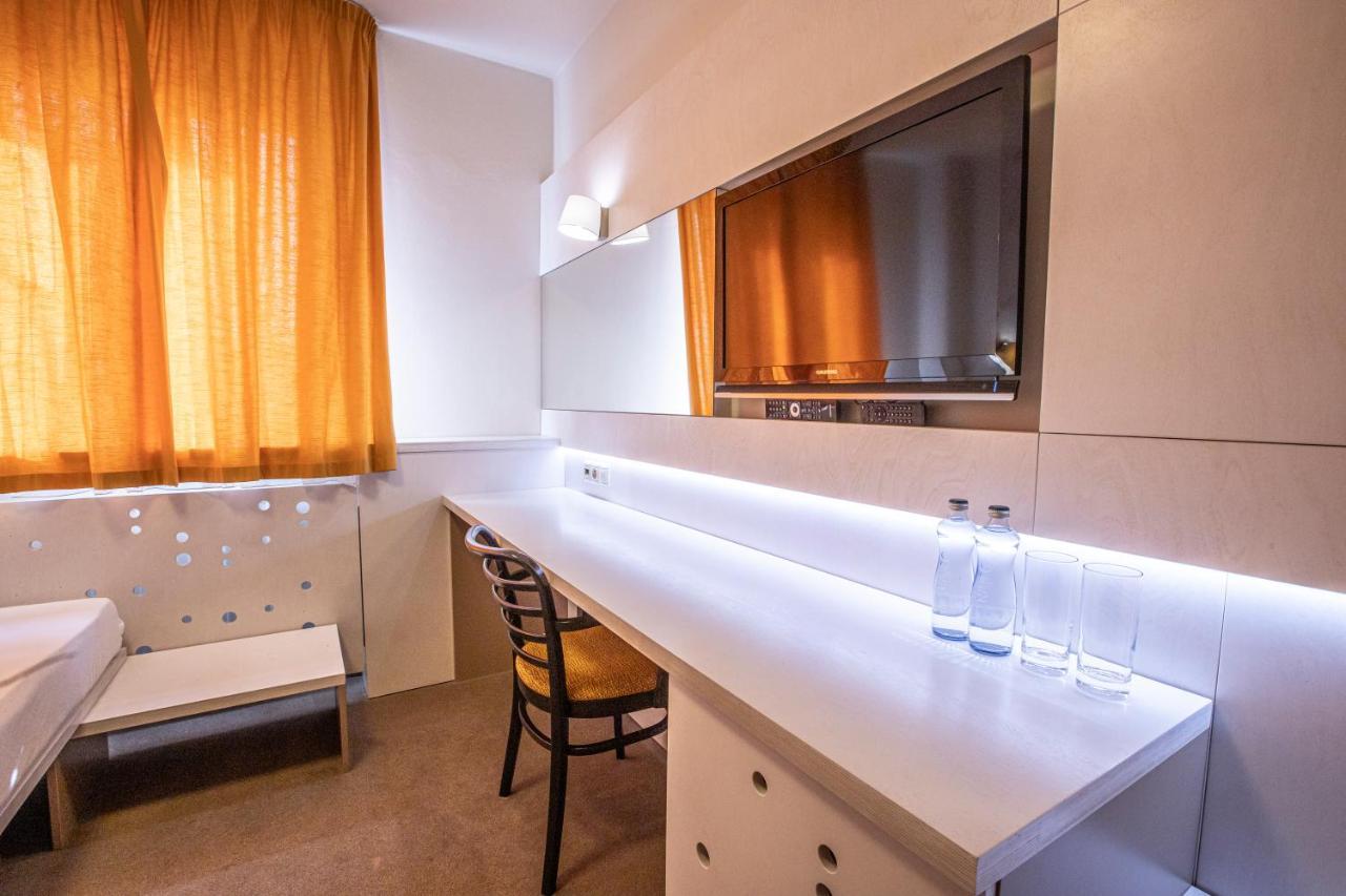 欧泊尔酒店 Olomučany 外观 照片